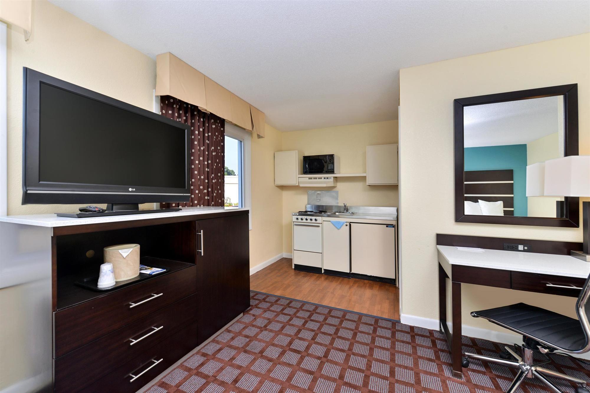 Americas Best Value Inn New London Mystic Екстериор снимка