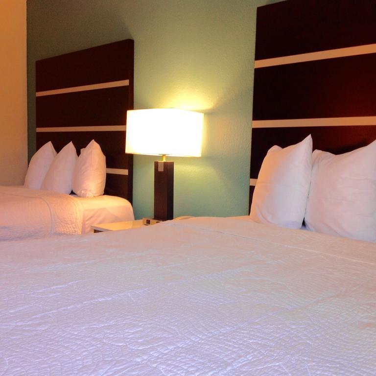 Americas Best Value Inn New London Mystic Стая снимка
