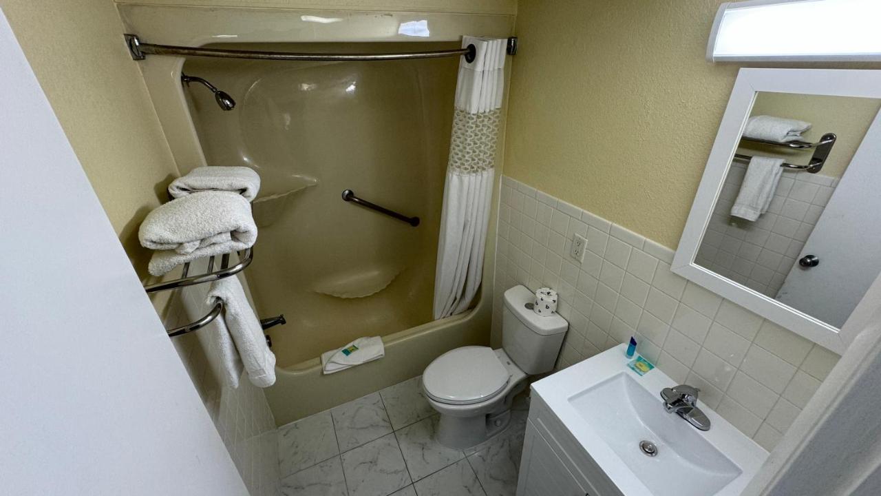 Americas Best Value Inn New London Mystic Екстериор снимка