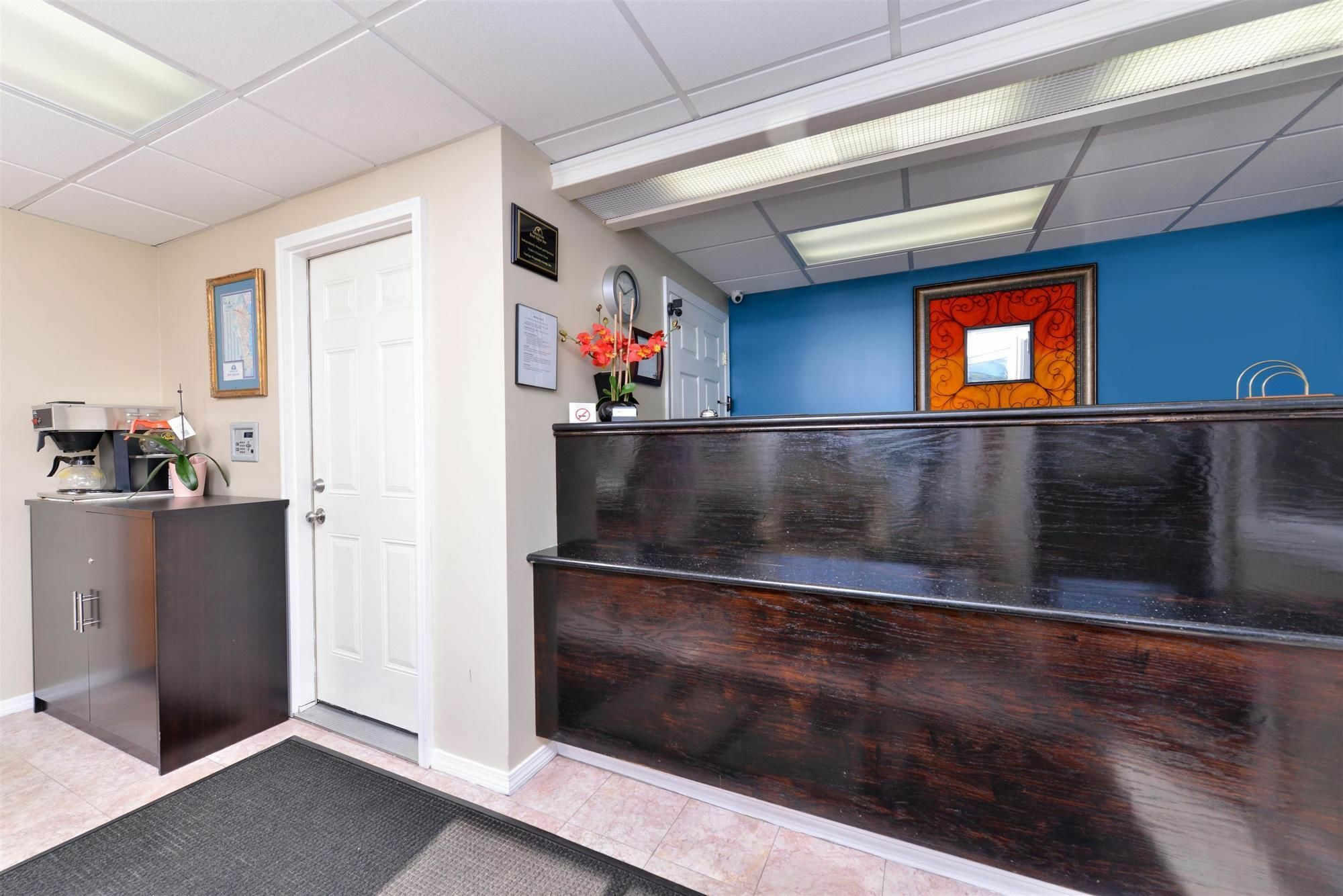 Americas Best Value Inn New London Mystic Екстериор снимка
